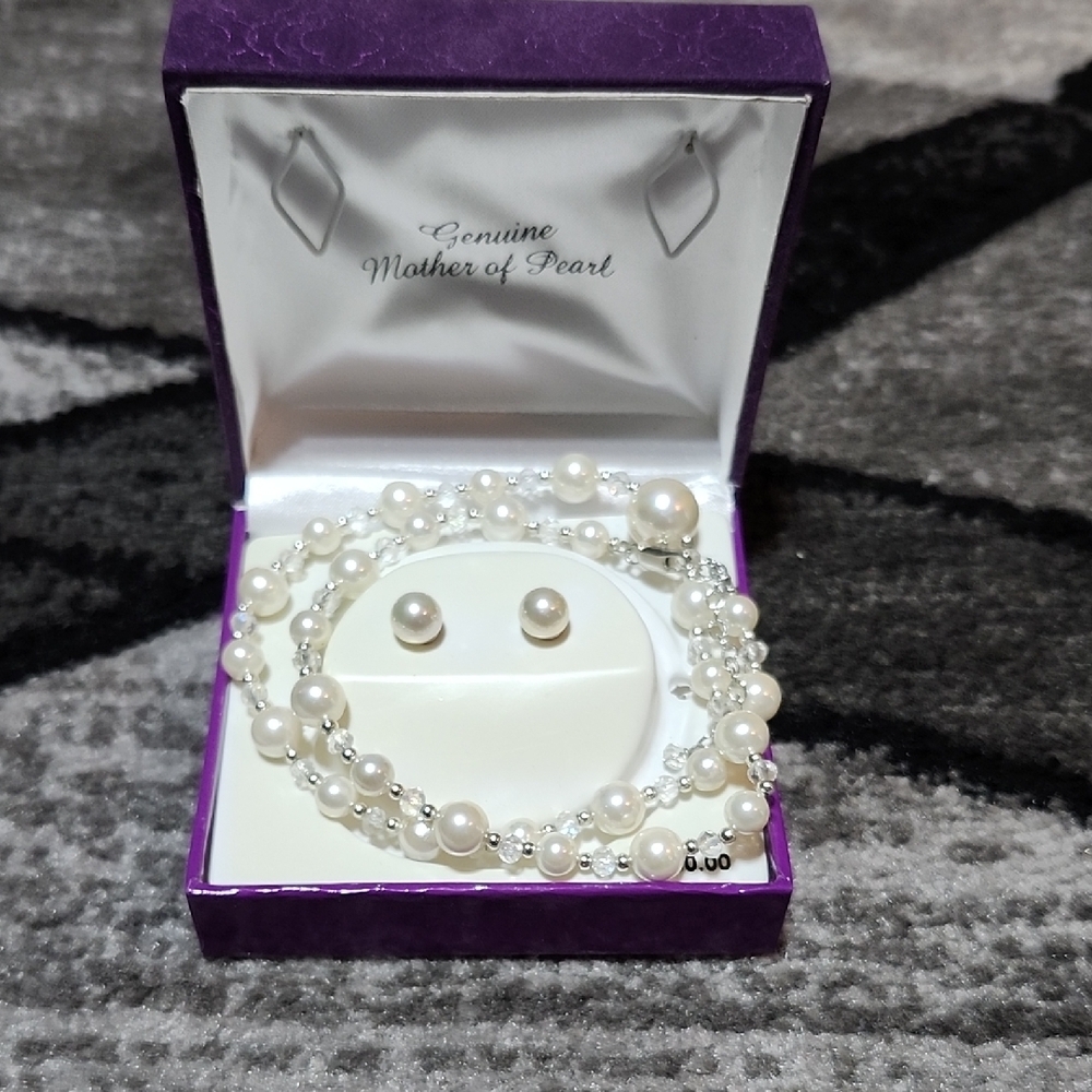 GENUINE MOTHER OF PEARL FINE SILVER PLATED STUD EARRINGS & 16" NECKLACE GIFT BOX